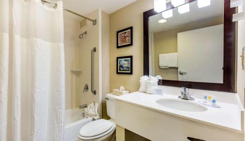 Queen Room with Accessible Tub - Accessible/Non-Smoking