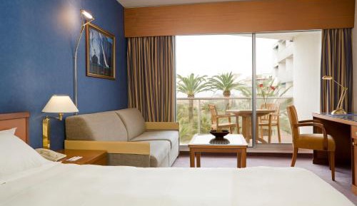 Family Room - Hill Side