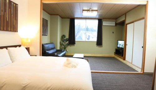 Superior Deluxe Twin or King Suite