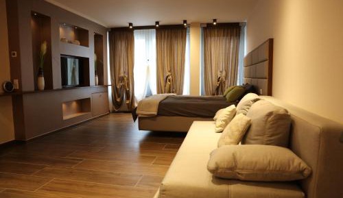 Deluxe Double Room (2 Adults + 1 Child)