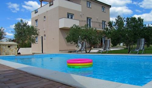 Apartment with Pool View 