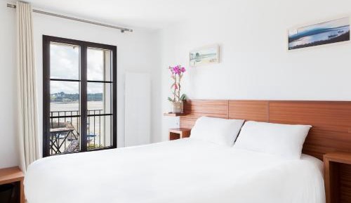 Double or Twin Room with Side Sea View