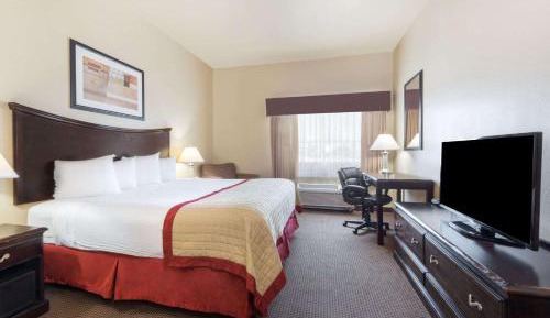 King Room with Roll-In Shower - Mobility Access/Non-Smoking
