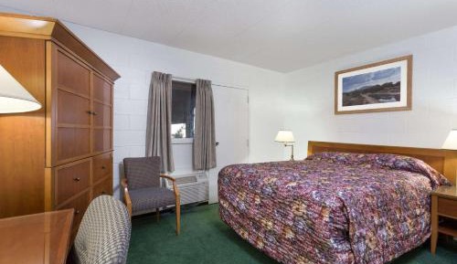 Queen Suite - Non-Smoking