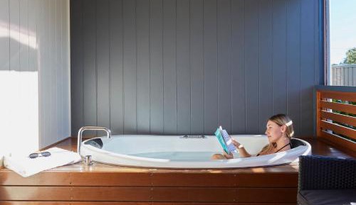 Two-Bedroom Bungalow with Hot Tub