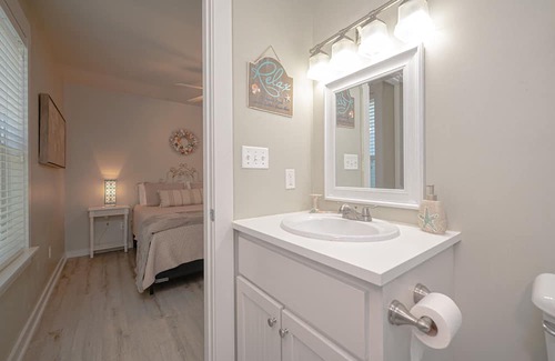 Rockport Cottage | Seaside Retreat - family friendly with community pool!