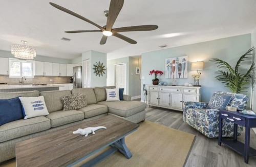 Little Torch Key House | Tropical Oasis! Private pool, outdoor bar, quick ride to Atlantic!
