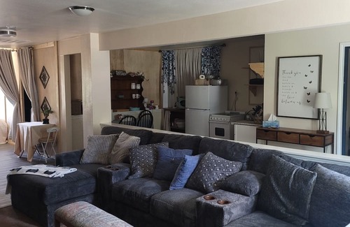 Dickinson House | Beautiful Cottage and event space sleeps 16+ Kemah boardwalk, beaches near, Nasa