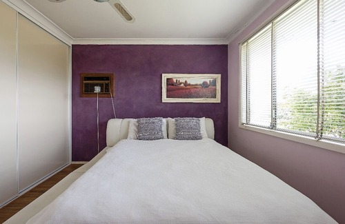 Cambridge Park House | Cosy Family Home With a Pool Kingswood Three Bedroom House