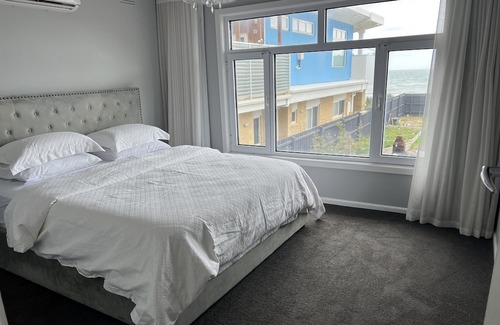 Edithvale House | Absolute beachfront oceanfront home. Unobstructed views of the city, Mornington