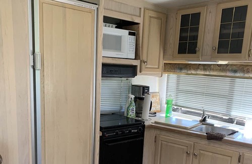 Medicine Hat House | Glamping on the creek, minutes from city amenities