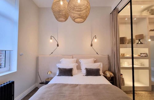 Abscon House | Large, spacious, fully renovated house