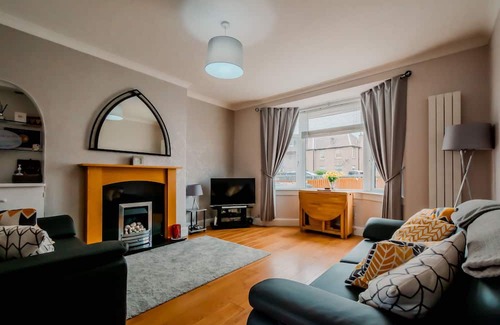 Pilton House | 2 Bed Main Door bright Modern apt with Garden & free Parking
