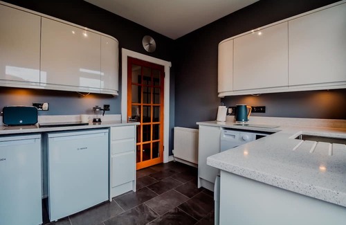 Pilton House | 2 Bed Main Door bright Modern apt with Garden & free Parking
