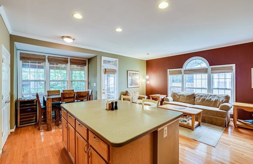 Cascades House | Modern Spacious 4BR Townhome in Cascades