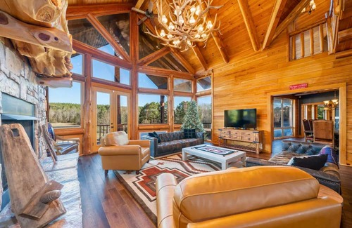 Royal House | Luxury by Lakes Hamilton & Ouachita w/ Heated Pool
