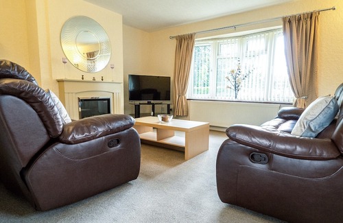 Alford Cottage | The stunning Oak Cottage is set in a beautiful location alongside the park’s fishing lakes.