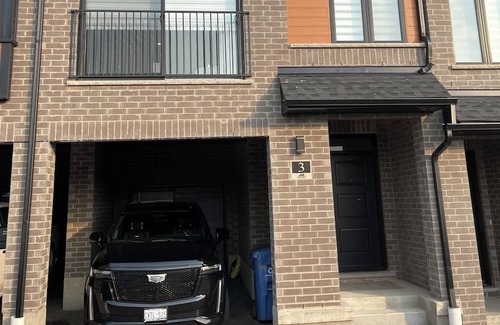 Guelph House | Modern Townhouse, 5 Mins From all Amenities.