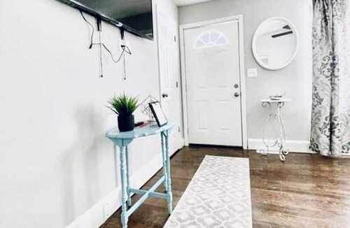 Independence House | Beautiful home one block away from the Drumm Farm Golf Course