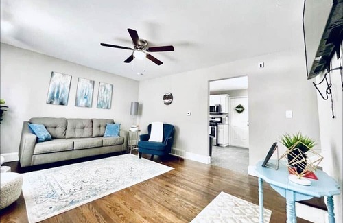 Independence House | Beautiful home one block away from the Drumm Farm Golf Course