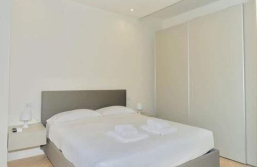 Centro Direzionale House | Sky View -New Door- Apartment 2 with Balcony