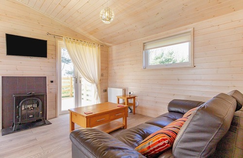 Scunthorpe Cabin | A cosy one bedroom lodge with a master bedroom served by a bathroom with a separate shower open plan