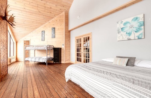 Sainte-Beatrix Ski Chalet | Chalet de l'Aube (cosy, very private chalet with beach access)
