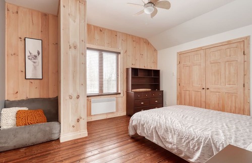 Sainte-Beatrix Ski Chalet | Chalet de l'Aube (cosy, very private chalet with beach access)