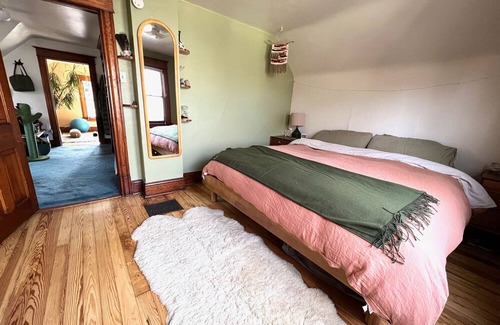 Mapleton Hill House | Downtown historic mountain-view charmer - walk to trails and shops!