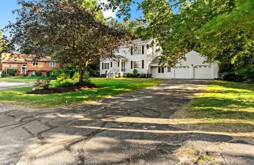 Coventry House | stay in Lux & sleep in Style (15mins from TF green Airport)