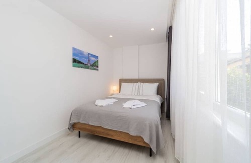 Eski Lara Apartment | Central Flat with Balcony in Muratpasa