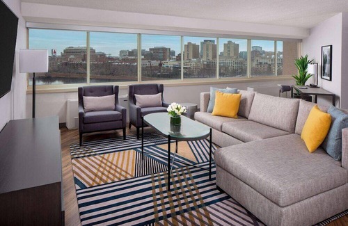 MIT House | King Room at a 4⭐️ Hotel