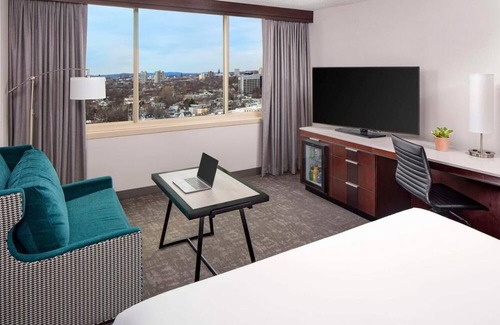 MIT House | King Room at a 4⭐️ Hotel