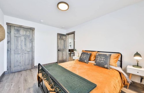 Chertsey Ski Chalet | Le Boheme - Lakeside chalet with spa