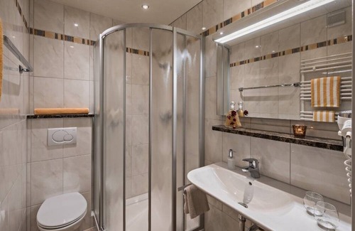 Eggstatt Apartment | Double room comfort 20-24m² with south-facing balcony, seating area, shower/toilet