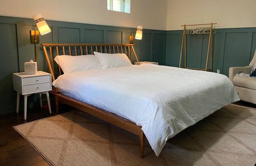 Athens Cabin | Charming Lakefront Cabin w/ Hot Tub - Perfect for Families!