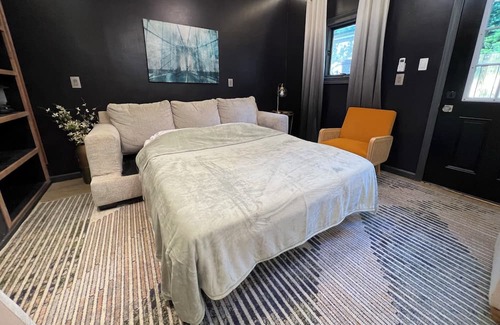 Buechel Apartment | Funky and fun, secret room, board games. Sleeps 5