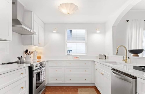 Arsenal House | Charming Bungalow Near Riverwalk | Private Off-street Parking, Patio, Stocked Kitchen, Fast WiFi