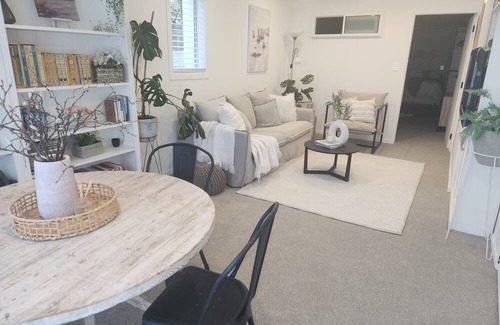Omokoroa Apartment | Private self contained 1 bedroom apartment Great harbour views in Omokoroa