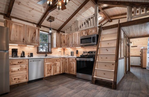 Big Timber Cabin | Creekside Cabin - Cute Log Cabin on Big Timber Creek