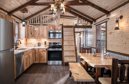 Big Timber Cabin | Creekside Cabin - Cute Log Cabin on Big Timber Creek