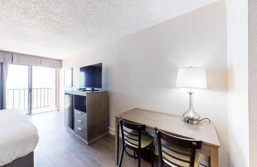 Myrtle Beach Apartment | 8th-floor oceanfront studio with pool, hot tub, & AC