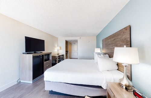 Myrtle Beach Apartment | 8th-floor oceanfront studio with pool, hot tub, & AC