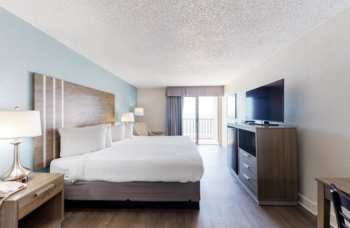 Myrtle Beach Apartment | 8th-floor oceanfront studio with pool, hot tub, & AC