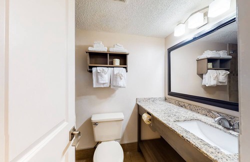 Myrtle Beach Apartment | 8th-floor oceanfront studio with pool, hot tub, & AC
