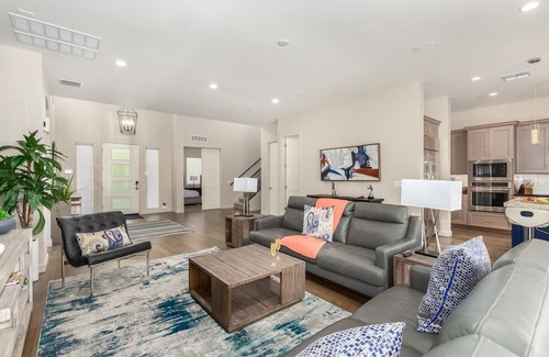 Arcadia House | OPULENT OASIS - WALK TO OLD TOWN!