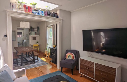 Whittier House | Denver’s Ultimate Getaway! Cozy one bed with big yard! Pet friendly!
