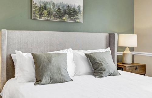 Green Hills Apartment | Modern Apartment in Prime Location (ID9248)