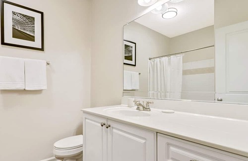 Town Center Apartment | Modern Apartment in Prime Location (ID2060X23)