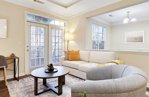 Town Center Apartment | Modern Apartment in Prime Location (ID2060X23)